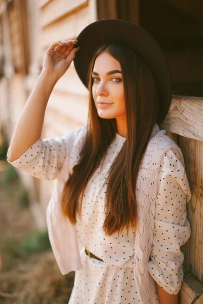 Young Girl Dress Hat Posing Farm Sunny Day — Stock Photo, Image