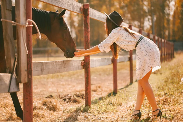 Junges Mädchen Kleid Und Hut Posiert Einem Sonnigen Tag Auf — Stockfoto