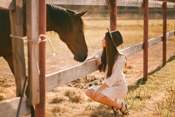 Jong Meisje Jurk Hoed Poseren Boerderij Een Zonnige Dag — Stockfoto