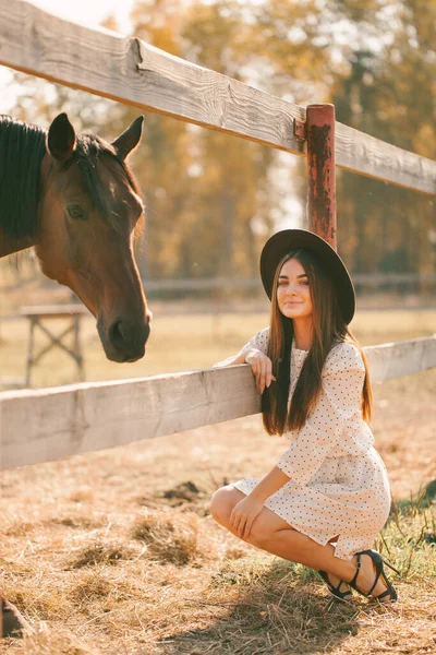 Chica Joven Vestido Sombrero Posando Granja Día Soleado —  Fotos de Stock