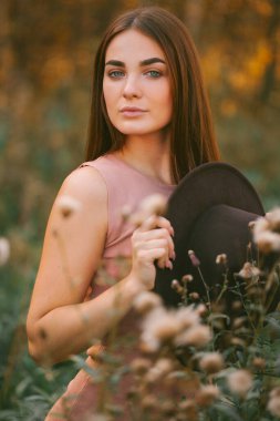 Ormanda yaşayan şapkalı bir kız.