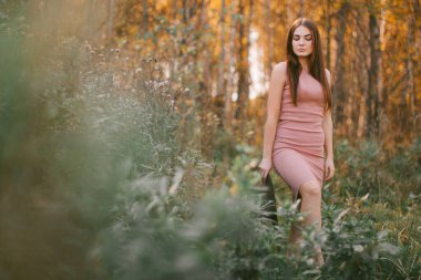 Ormanda yaşayan şapkalı bir kız.