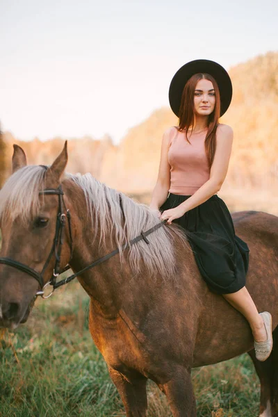 Doğada Ata Binen Şapkalı Bir Kız — Stok fotoğraf