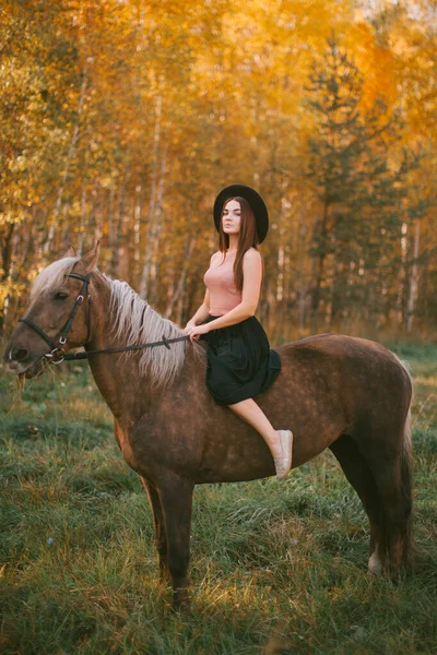 Fille Dans Chapeau Chevauchant Cheval Dans Nature — Photo