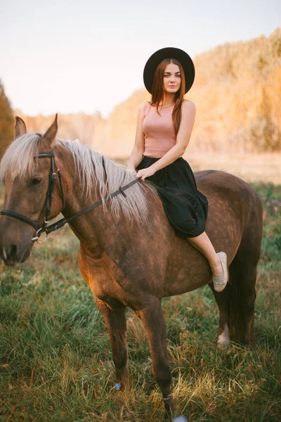 Doğada Ata Binen Şapkalı Bir Kız — Stok fotoğraf