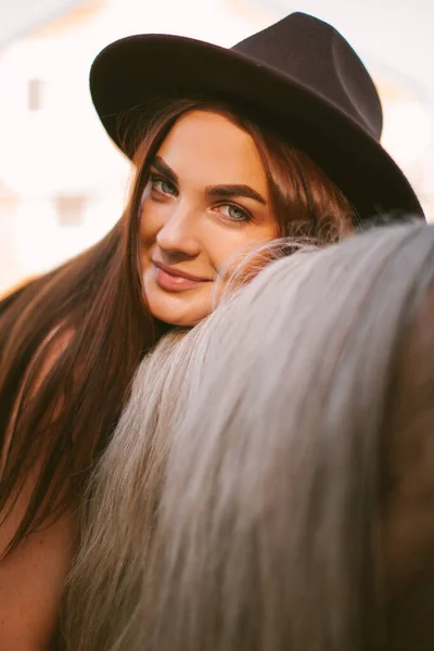Девушка Шляпе Верхом Лошади Природе — стоковое фото
