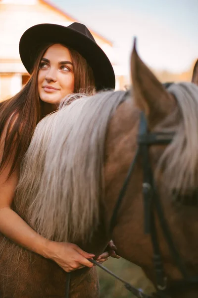 Meisje Een Hoed Paardrijden Natuur — Stockfoto