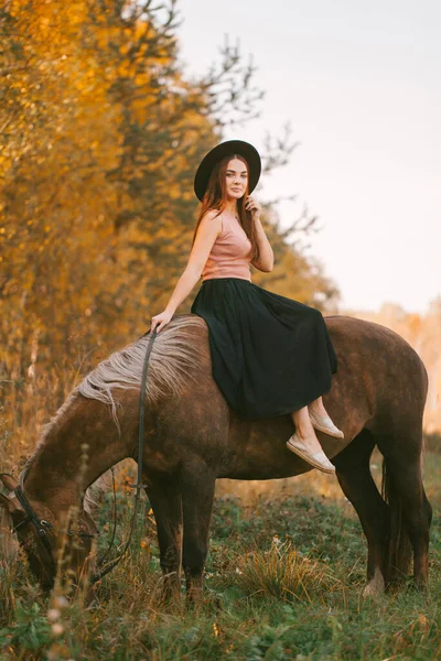 Girl Hat Riding Horse Nature — Stock Photo, Image