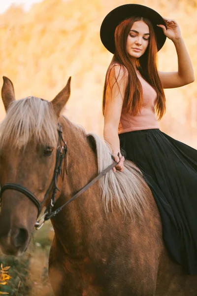 Girl Hat Riding Horse Nature — Stock Photo, Image