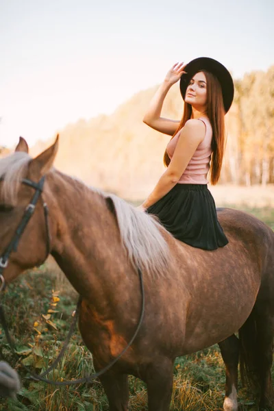 Κορίτσι Καπέλο Καβάλα Άλογο Στη Φύση — Φωτογραφία Αρχείου