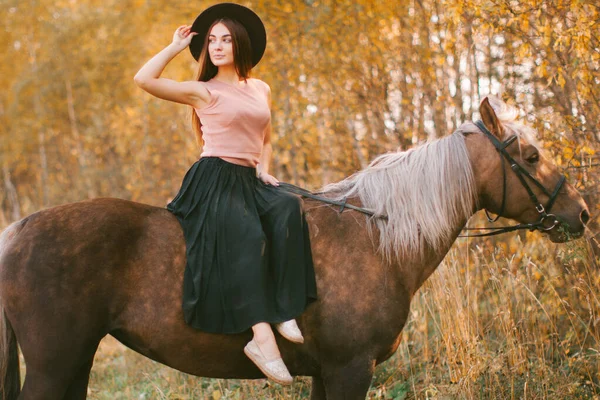 Menina Chapéu Montando Cavalo Natureza — Fotografia de Stock