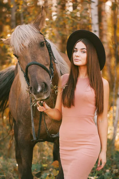 Chica Sombrero Sienta Caballo Naturaleza —  Fotos de Stock