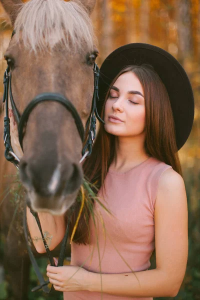 Κορίτσι Καπέλο Κάθεται Πάνω Άλογο Στη Φύση — Φωτογραφία Αρχείου