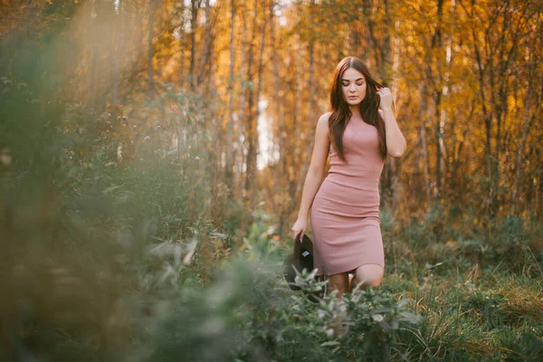 Chica Con Sombrero Fondo Del Bosque —  Fotos de Stock