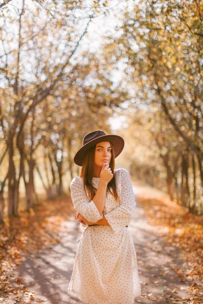 Kız Parkta Elbisesi Şapkasıyla Yürüyor — Stok fotoğraf
