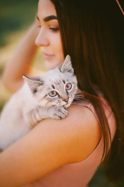 Flicka Klänning Och Hatt Håller Kattunge — Stockfoto