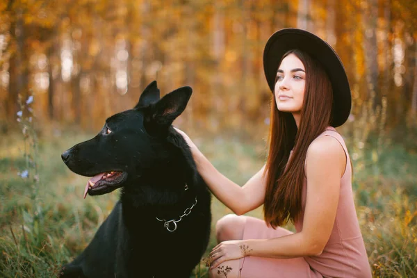 Chica Vestido Sombrero Sienta Con Perro Parque — Foto de Stock