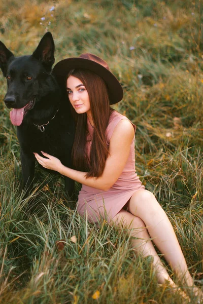 Девушка Платье Шляпе Сидит Собакой Парке — стоковое фото