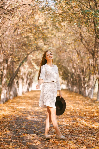 Girl Walks Dress Hat Park — Stock Photo, Image