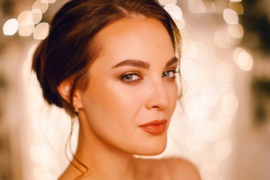 Yeni yıl stüdyosunda poz veren gece kıyafetli kız.