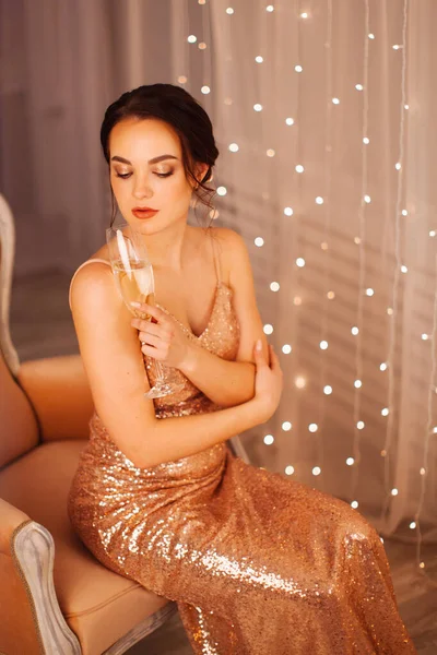 Menina Vestido Noite Posando Estúdio Ano Novo Com Uma Taça — Fotografia de Stock