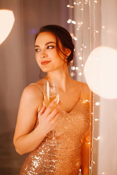 Menina Vestido Noite Posando Estúdio Ano Novo Com Uma Taça — Fotografia de Stock