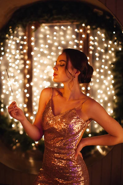 Menina Vestido Posando Com Sparklers — Fotografia de Stock