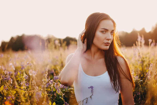 Jeune Brune Débardeur Short Posant Dans Herbe Sur Fond Coucher — Photo