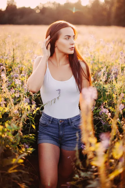 Young Brunette Tank Top Shorts Posing Grass Sunset Background — Stock Photo, Image