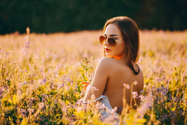 Mädchen Mit Nacktem Rücken Und Brille Auf Einem Feld Bei — Stockfoto