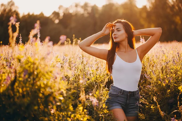 Jeune Brune Débardeur Short Posant Dans Herbe Sur Fond Coucher — Photo