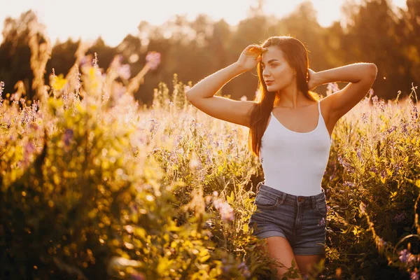 Jeune Brune Débardeur Short Posant Dans Herbe Sur Fond Coucher — Photo