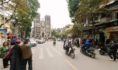 Hanoi, Vietnam. 13 Ocak 2018. Turistler ve yerliler Hanoi 'nin en önemli kilisesi olan St. Joseph Katedrali' nin önünde yürüyorlar..