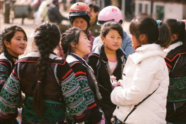Sapa, Vietnam - 14 Ocak 2018: Bir grup etnik Hmong kızı Sapa, Kuzey Vietnam 'ın merkezindeki sokakta geleneksel giysiler içinde