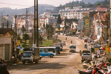 Sapa, Vietnam - 14 Ocak 2018: Sapa kasabasında yerel dükkanları ve otelleri olan sokak