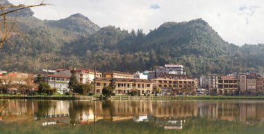 Otelin panoramik manzarası. Sapa Gölü ve şehir Sapa, Vietnam