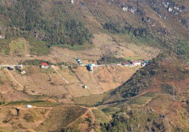 Sa pa dağ sırası boyunca uzanan yol, tepeler ve ormanlar. Lao Cai Eyaleti, Vietnam, Asya