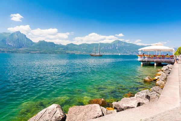 Vista sobre el Lago de Garda en Italia — Foto de Stock