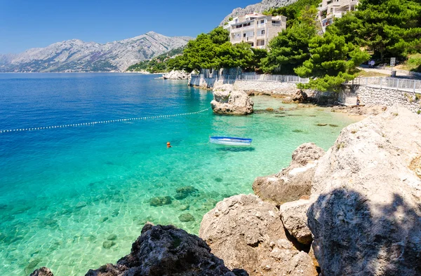 Praia em Brela em Makarska Riviera, Dalmácia, Croácia — Fotografia de Stock