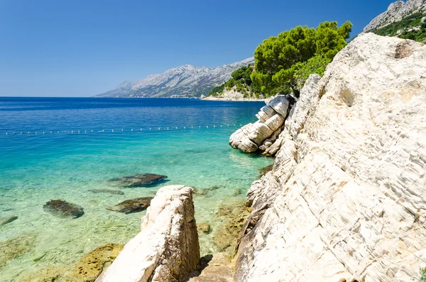 Playa en Brela en Makarska Riviera, Dalmacia, Croacia — Foto de Stock