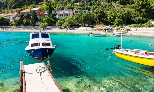 Pequeno porto na península de Peljesac, no sul da Dalmácia, Croácia — Fotografia de Stock