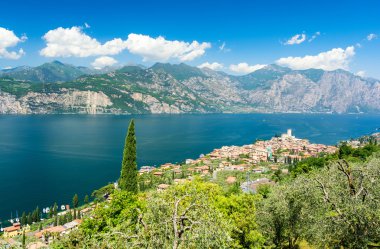 Malcesine şehir Lake Garda, İtalya yukarıda görüntüleyin