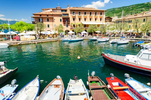 Colorido pequeno porto em Torri em Benaco no Lago de Garda, Itália — Fotografia de Stock