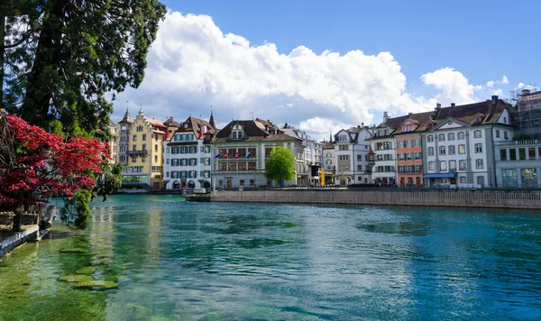 Vue sur l'architecture et la rivière à Lucerne, Suisse — Photo