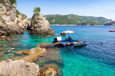 kristal berraklığında su Paleokastritsa Corfu Island, Yunanistan ile inanılmaz bay