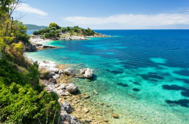 kristal berraklığında su Kassiopi Corfu Island, Yunanistan ile inanılmaz bay