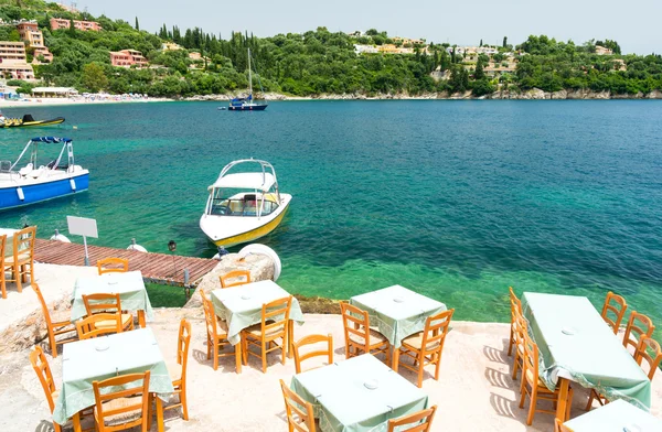 Greek tavern over beautiful bay in Kalami in Corfu island, Greece — Stock Photo, Image