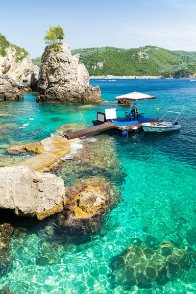 Prachtige azuurblauwe baai in Paleokastritsa in Corfu Eiland, Griekenland — Stockfoto