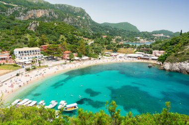 Şaşırtıcı azure defne ve beach Paleokastritsa Corfu Island, Yunanistan