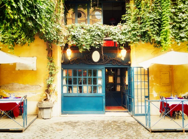 Romântica rua velha e restaurante em Roma, Itália — Fotografia de Stock